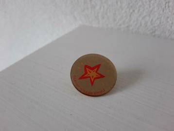 Sterren rond de wereld ronde pin beschikbaar voor biedingen