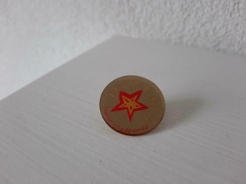 Sterren rond de wereld ronde pin, Verzamelen, Speldjes, Pins en Buttons, Zo goed als nieuw, Speldje of Pin, Overige onderwerpen