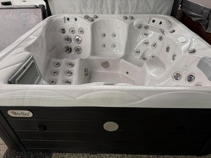 Wellis Spa Saturn 230x230 2 ligplaatsen 5 persoons, Tuin en Terras, Bubbelbaden en Hottubs, Zo goed als nieuw, Filter, Ophalen