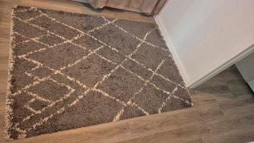 Mooi grijs vloerkleed met beige motieven beschikbaar voor biedingen