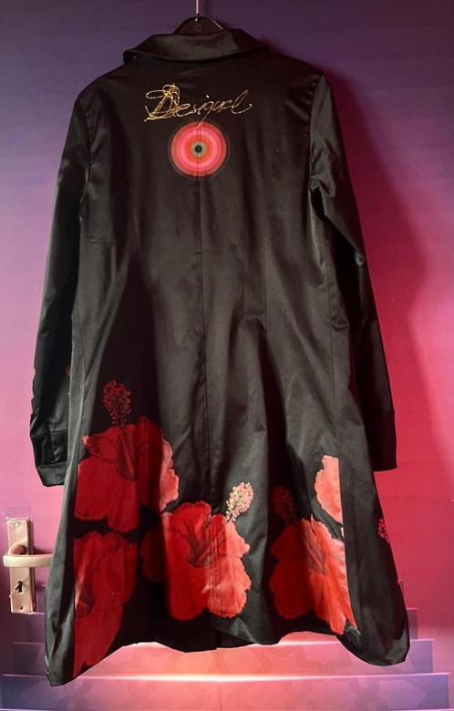 Satijnen jas met bloemen van Desigual maat 44/46 nu 65€, Kleding | Dames, Jassen | Zomer, Gedragen, Maat 42/44 (L), Zwart, Ophalen of Verzenden