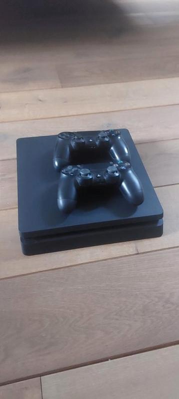 PS4 Slim + Controller + F1 beschikbaar voor biedingen
