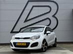 Kia Rio 1.2 CVVT Comfort Pack 2e Eigenaar,Navi,Airco,Trekhaa, Auto's, Kia, Euro 5, Beige, 4 cilinders, Wit