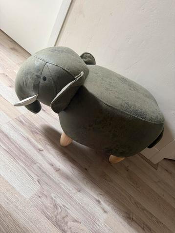 Olifant poef beschikbaar voor biedingen