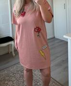Zara roze tshirt jurk met plaatjes, print en ronde hals, Kleding | Dames, Jurken, Maat 38/40 (M), Zara, Ophalen of Verzenden, Zo goed als nieuw