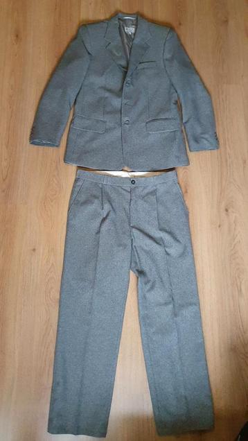 Mooi grijs herenpak  beschikbaar voor biedingen