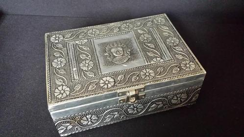 Bewerkte Sieradendoos uit INDIA in Zilverkleur, Antiek en Kunst, Kunst | Niet-Westerse kunst, Ophalen of Verzenden