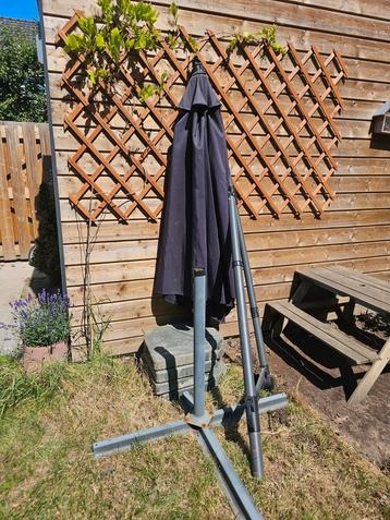 Parasol met verzwaarde voet beschikbaar voor biedingen