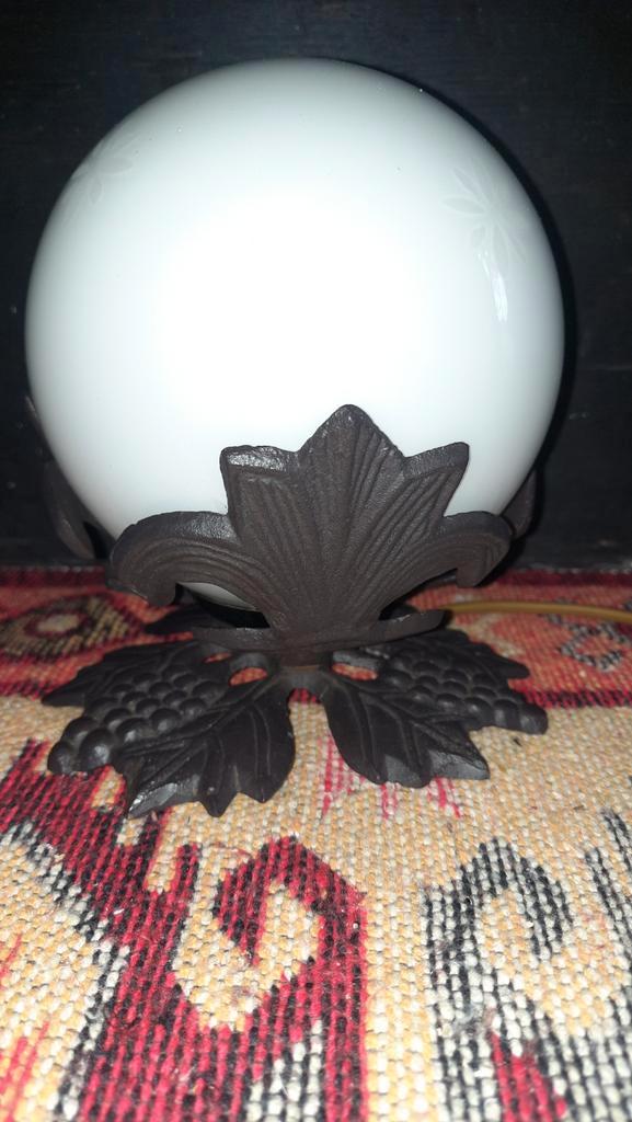 Metalen druiventros tafellamp glazen bol,lees beschrijving, Huis en Inrichting, Lampen | Tafellampen, Minder dan 50 cm, Ophalen of Verzenden