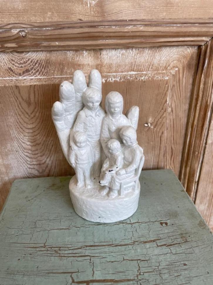 Wit vintage beeld. Ouders met 3 kinderen. Beschermende hand., Verzamelen, Beelden en Beeldjes, Zo goed als nieuw, Mens, Ophalen