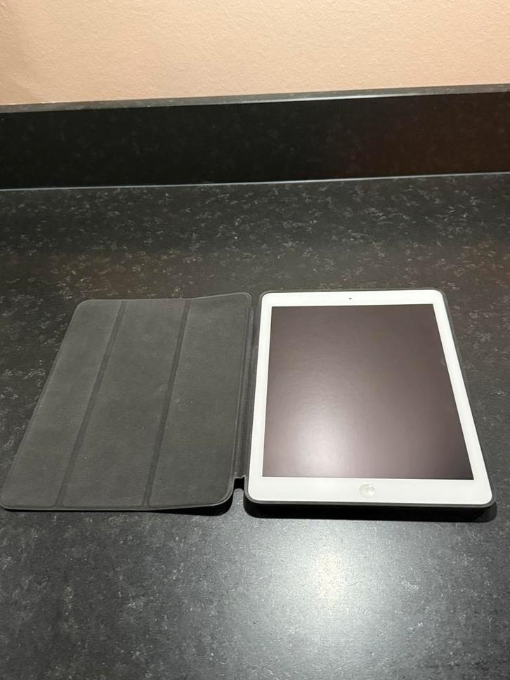 IPad Air WiFi 16GB Silver + zwarte case, Computers en Software, Apple iPads, Gebruikt, Apple iPad Air, Wi-Fi, 10 inch, 16 GB, Zilver