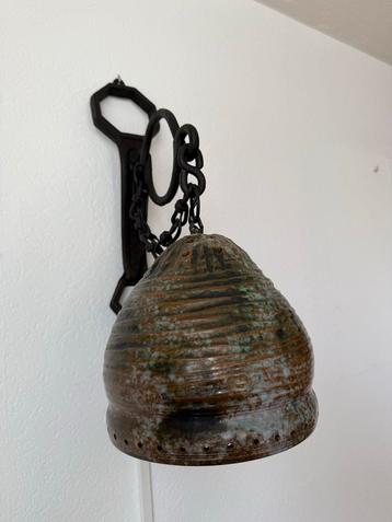 Rustieke Wandlamp met Patina kap beschikbaar voor biedingen
