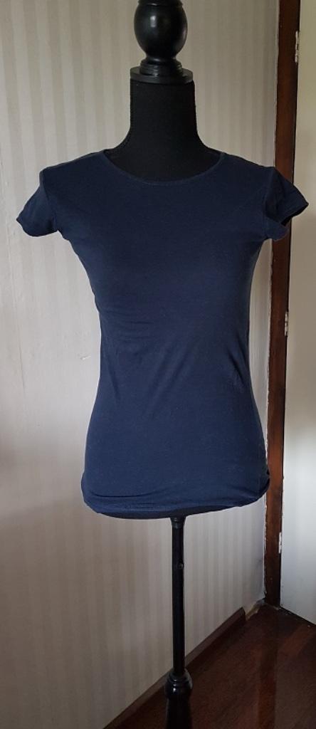 Donkerblauwe top met ronde hals. S 36, rekt wel wat mee., Kleding | Dames, Tops, Gedragen, Maat 36 (S), Blauw, Korte mouw, Verzenden