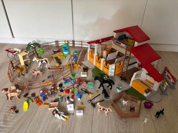 Playmobil manege 4190 + 5 paardensets  + dierenarts met auto beschikbaar voor biedingen