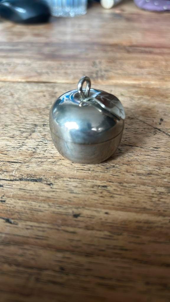 VINTAGE 1970s Revlon Apple Pendant, Sieraden, Tassen en Uiterlijk, Kettinghangers, Zo goed als nieuw, Overige materialen, Zilver
