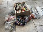 Houten kist vol met ongesorteerde borduurgaren en kaartjes, Hobby en Vrije tijd, Borduren en Borduurmachines, Diversen, Diversen