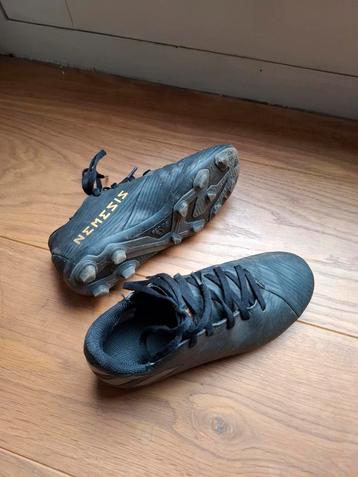 Adidas Voetbalschoenen Maat 33 Zwart - Gebruikt beschikbaar voor biedingen