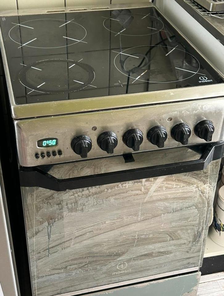 Indesit Fornuis, Witgoed en Apparatuur, Fornuizen, Zo goed als nieuw, Vrijstaand, Keramisch, 4 kookzones, 45 tot 60 cm, Ophalen