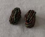 Vintage jaren '60 bruin/groene clips v. kleine glaskraaltjes, Sieraden, Tassen en Uiterlijk, Oorbellen, Ophalen of Verzenden, Gebruikt