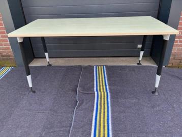 Mooie design tafels beschikbaar voor biedingen