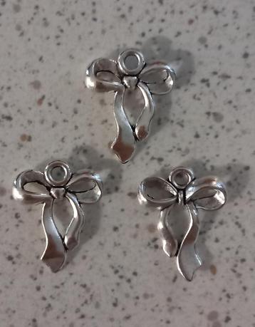 Metalen Strikje bedel "nieuw"  beschikbaar voor biedingen