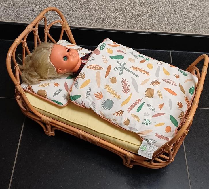 Poppie Rotan Poppenwiegje / Poppenbedje, Kinderen en Baby's, Speelgoed | Poppen, Zo goed als nieuw, Babypop, Ophalen of Verzenden