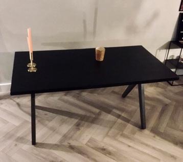 Mango Houten Eettafel. Zwart. Zgan.