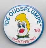 Button De Ougsplumpe 1988  Dickens - inn, Verzamelen, Speldjes, Pins en Buttons, Ophalen of Verzenden, Gebruikt