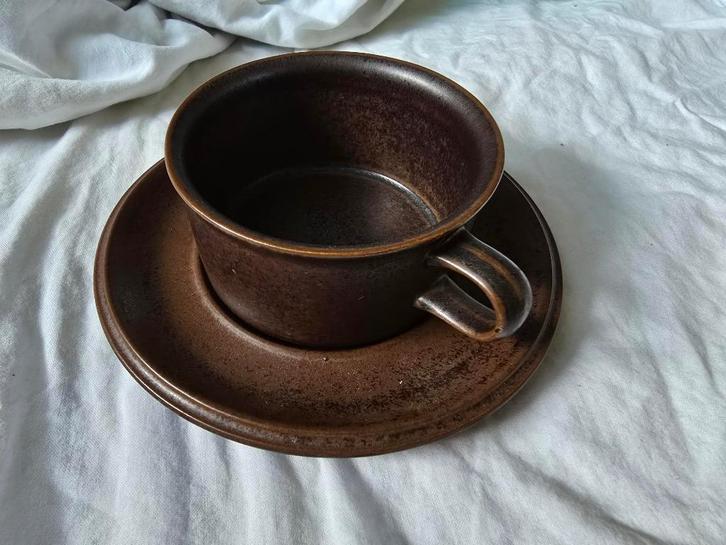 Kop met schotel - ARABIA, Huis en Inrichting, Keuken | Servies, Gebruikt, Kop(pen) en/of Schotel(s), Overige stijlen, Overige materialen