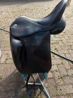 Sella Impara dressuurzadel – 17″ – MW – monoblad, Dieren en Toebehoren, Paarden en Pony's | Zadels, Ophalen, Zo goed als nieuw