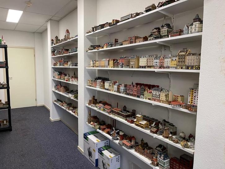 zeer veel n spoor huisjes en gebouwen te koop, Hobby en Vrije tijd, Modeltreinen | N-Spoor, Zo goed als nieuw, Brug, Tunnel of Gebouw