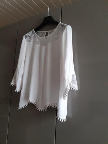 Mooie witte blouse  beschikbaar voor biedingen