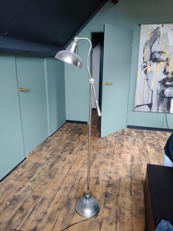 Vloerlamp metaal beschikbaar voor biedingen