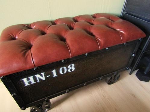 Zwart opberg bankje / poef / kist Chesterfield Industrieel, Huis en Inrichting, Banken | Voetenbanken en Poefen, Nieuw, 75 tot 100 cm