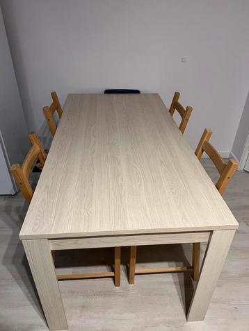 Eettafel + 4 stoelen  beschikbaar voor biedingen