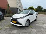 Toyota Aygo 1.0 Vvt-i 69pk 5D 2017 Wit, Auto's, Voorwielaandrijving, Stof, Zwart, 4 stoelen