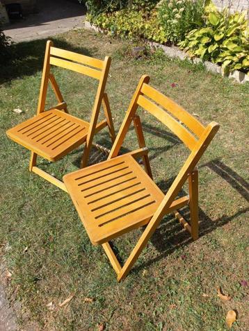 Houten klapstoeltjes beschikbaar voor biedingen