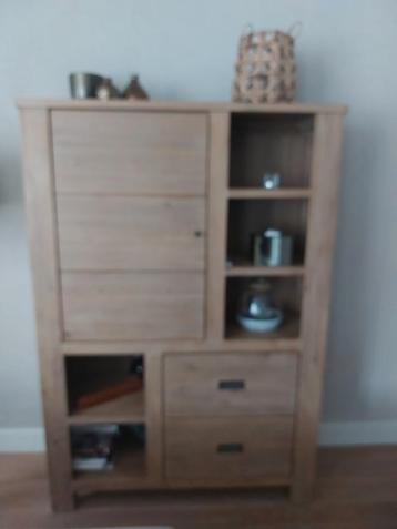 Houten Buffetkast - Speels Design beschikbaar voor biedingen