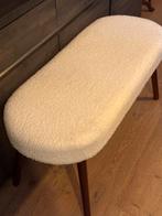 Stijlvolle  teddy wit  Bankje met bruine pootjes, Huis en Inrichting, 125 cm of meer, Ophalen of Verzenden, Zo goed als nieuw