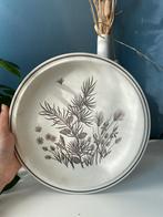 Beige bord met bloemen, Pinewood, Ophalen of Verzenden, Zo goed als nieuw, Overige stijlen, Bord(en)