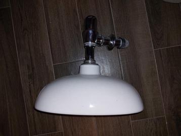 Fontein met chromen sifon beschikbaar voor biedingen