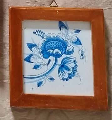 Tegeltje met bloem met lijst beschikbaar voor biedingen