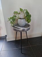 Zuiver Karrara design bijzettafeltje met marmer blad, Huis en Inrichting, Overige materialen, Minder dan 55 cm, Gebruikt, Rond