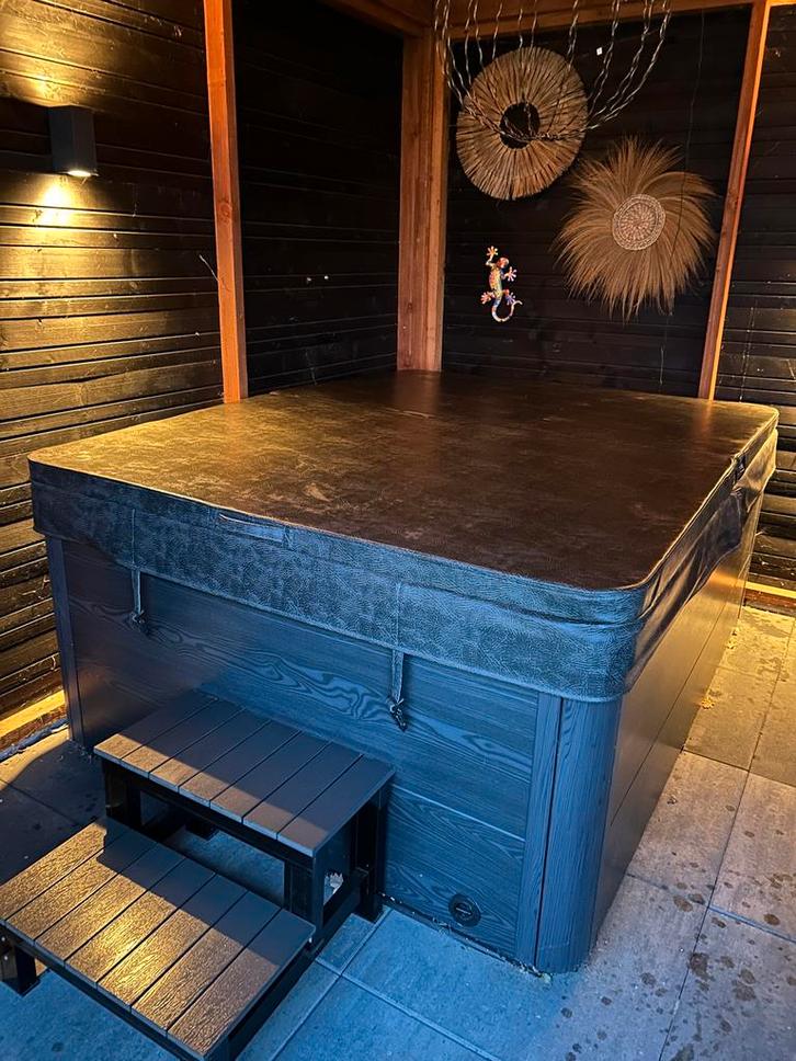 Nette Jacuzzi - 2 jaar oud - vaste prijs €2250,-, Tuin en Terras, Bubbelbaden en Hottubs, Zo goed als nieuw, Vast, Afdekzeil, Filter