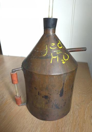 Koperen kan voor gedestilleerd water beschikbaar voor biedingen