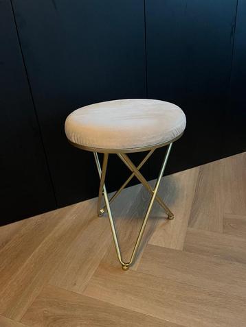 Krukje velvet beige/gebroken wit met gouden pootjes beschikbaar voor biedingen