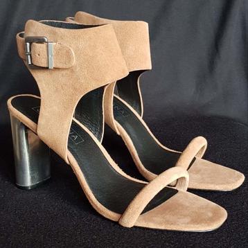 Mooie stijlvolle dames schoenen met zilverkleurige hak beschikbaar voor biedingen