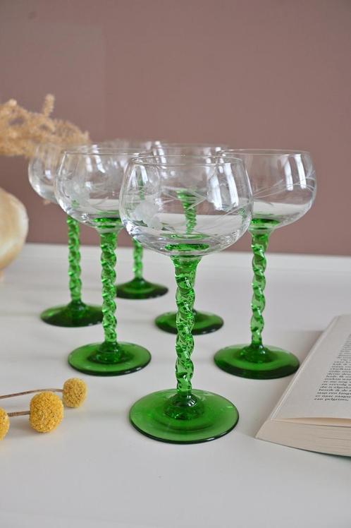 Zes vintage wijnglazen op groene gedraaide voet, Verzamelen, Glas en Borrelglaasjes, Zo goed als nieuw, Ophalen of Verzenden