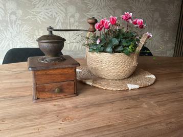Vintage houten koffiemolen beschikbaar voor biedingen