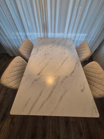 Eettafel beschikbaar voor biedingen